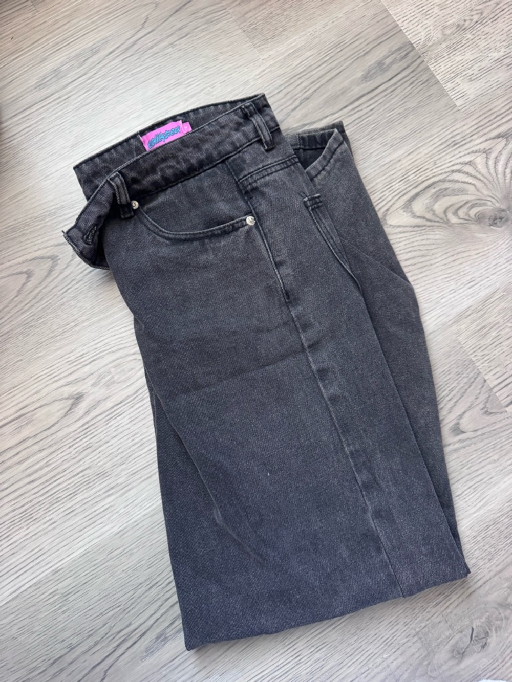 EDIKTED Raelynn Washed Low Rise Jeans - Picture 2 of 3